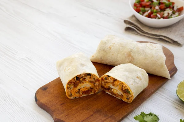 Burritos caseros del desayuno del chorizo en un tablero rústico de madera en —  Fotos de Stock