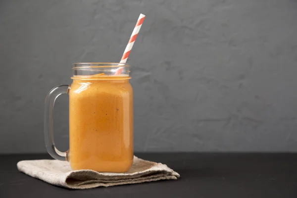 Batido de calabaza hecho en casa en una taza de tarro de vidrio, vista lateral. Copiar sp — Foto de Stock