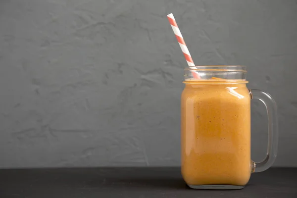 Pumpkin smoothie buatan sendiri dalam stoples gelas cangkir, pemandangan samping. Salin sp — Stok Foto