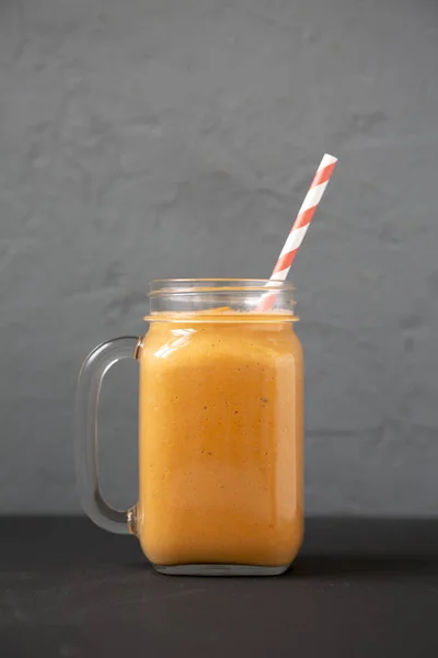 Hemgjord pumpa smoothie i en glasburk mugg, sidovy. Närbild — Stockfoto