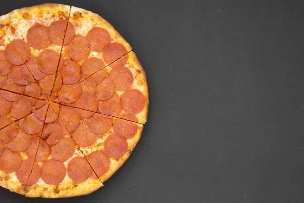 검은 표면 위로 맛있는 페퍼로니 피자, 맨 위 뷰. 머리 위 , FR — 스톡 사진