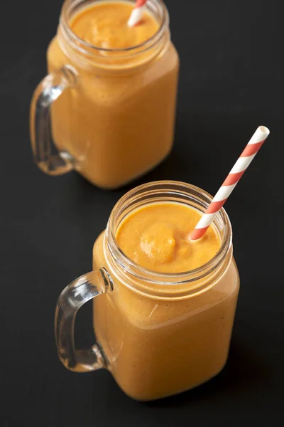 Pumpkin smoothie buatan sendiri dalam gelas stoples mug, tampilan sudut rendah. Clo — Stok Foto