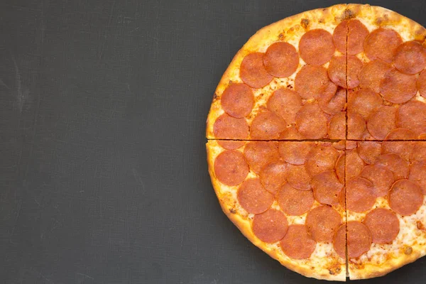 검은 배경 위의 맛있는 페퍼로니 피자, 맨 위 뷰. 머리 위, — 스톡 사진