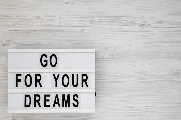 "Allez pour vos rêves" mots sur une planche moderne sur un bois blanc b — Photo