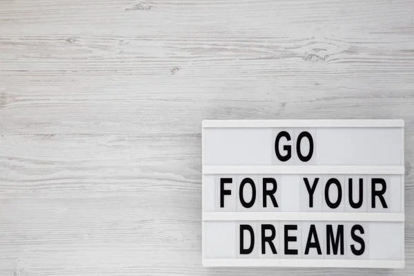Lightbox avec texte 'Go for your dreams' sur un backgr en bois blanc — Photo