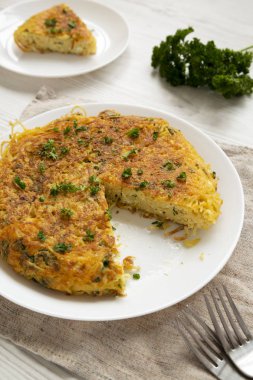 Beyaz tabakta ev yapımı spagetti omleti, düşük açılı. CI