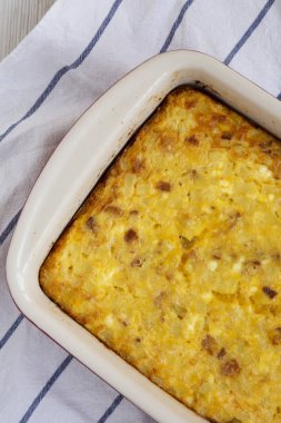 Beyaz ahşap sörf üzerinde ev yapımı peynirli Amish kahvaltı güveci.