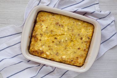 Beyaz ahşap sırtlı ev yapımı peynirli Amish kahvaltı güveci.