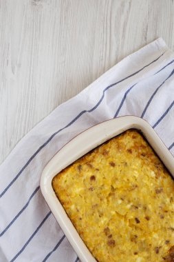 Beyaz ahşap sırtlı ev yapımı peynirli Amish kahvaltı güveci.