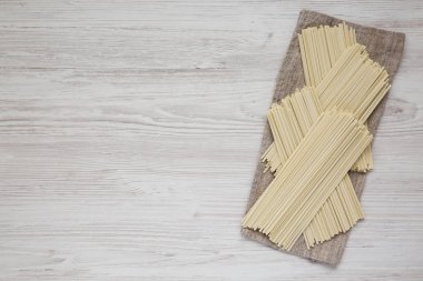 Gri arka planda pişmemiş beyaz Ramen eriştesi, üst manzara..