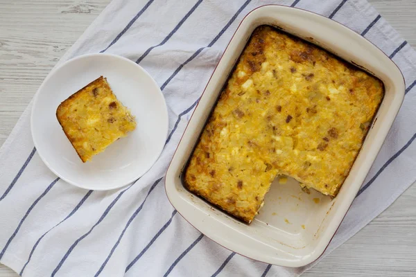 Casero Cheesy Amish Desayuno cazuela en un surf de madera blanca —  Fotos de Stock