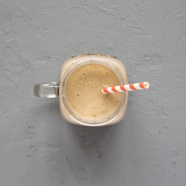 Buatan sendiri smoothie dengan kopi, oat dan pisang dalam cangkir botol kaca — Stok Foto