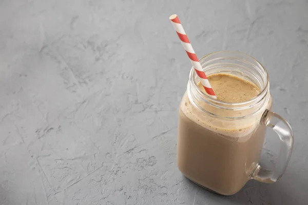 Buatan sendiri smoothie dengan kopi, oat dan pisang dalam cangkir botol kaca — Stok Foto