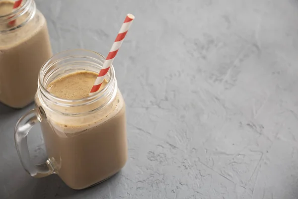 Buatan sendiri smoothie dengan kopi, oat dan pisang dalam gelas jar — Stok Foto