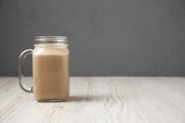 Cam kavanozda ev yapımı kahve, yulaf ezmesi ve muz suyu, Sid.