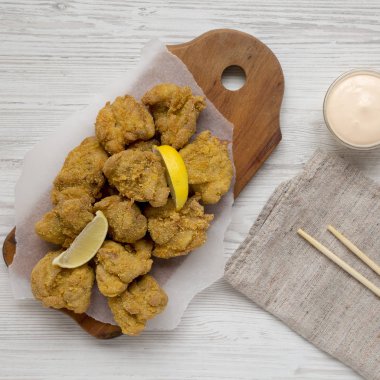 Üst manzara, ev yapımı geleneksel Japon usulü kızarmış tavuk Karaage.