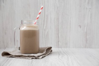 Ev yapımı kahve, yulaf ezmesi ve muzlu smoothie, cam kavanozda.