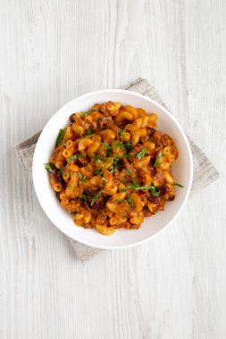 Ev yapımı Chili Mac ve Peynirli Maydanozlu beyaz kasede 