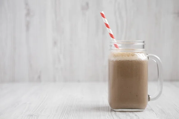 Hemlagat kaffe, havre och banan smoothie i en glasburk mugg på en — Stockfoto