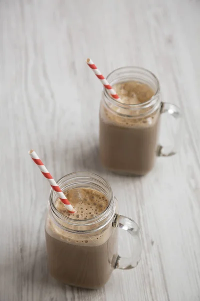 Kaca guci cangkir diisi dengan kopi, oat dan pisang smoothie pada — Stok Foto