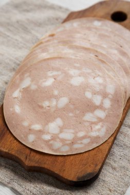 Köy tahtasında dilimlenmiş Mortadella Bologna Et, düşük ang