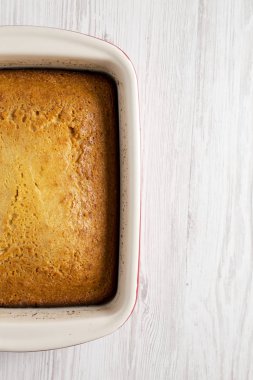 Beyaz ahşap arka planda ev yapımı mısır ekmeği.,