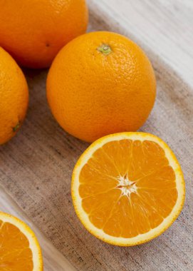 Beyaz ahşap bir masada taze taze organik portakallar, yan görüş. C