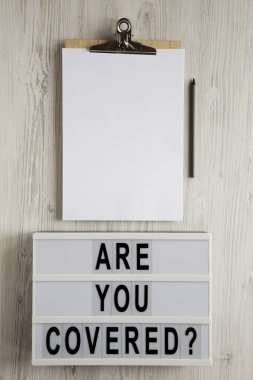 Korunuyor musun? Modern bir panoda kelimeler, boş pano