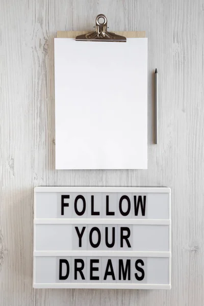 'Suivez vos rêves 'mots sur une planche moderne, presse-papiers avec bla — Photo