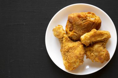 Ev yapımı çıtır fırın fırında kızarmış tavuk.