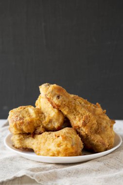 Beyaz tabakta ev yapımı çıtır fırında kızarmış tavuk. 