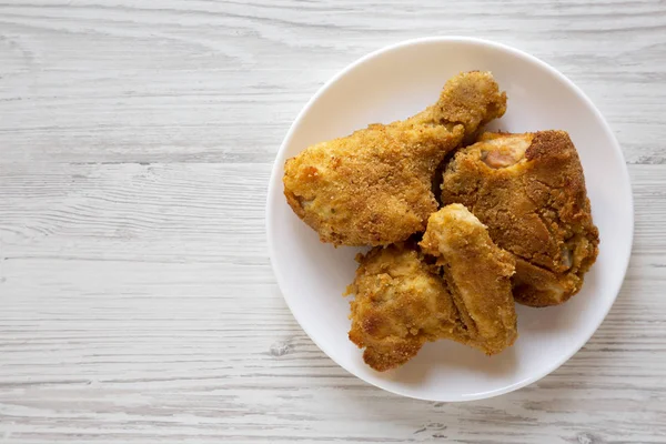 Вкусная домашняя печь запечённая жареная курица на белой тарелке. — стоковое фото