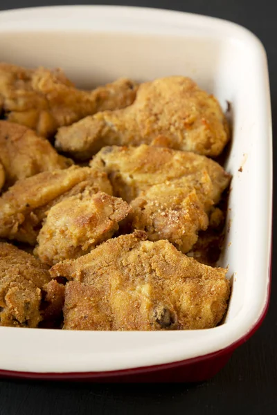 Вкусная домашняя печь запеченный жареный цыпленок в тарелке, под низким углом — стоковое фото