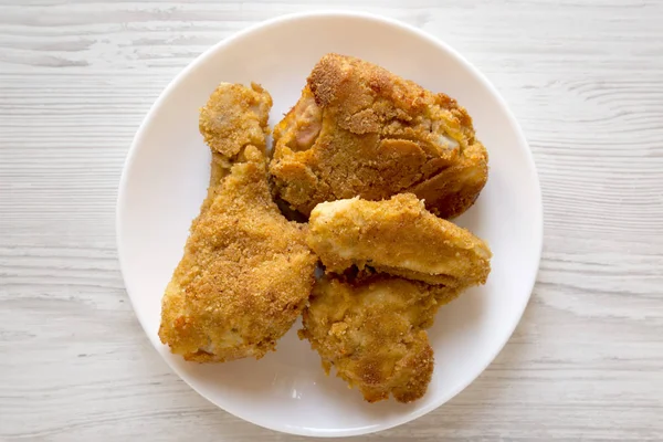 Finom házi sütő sült csirke fehér tányéron — Stock Fotó