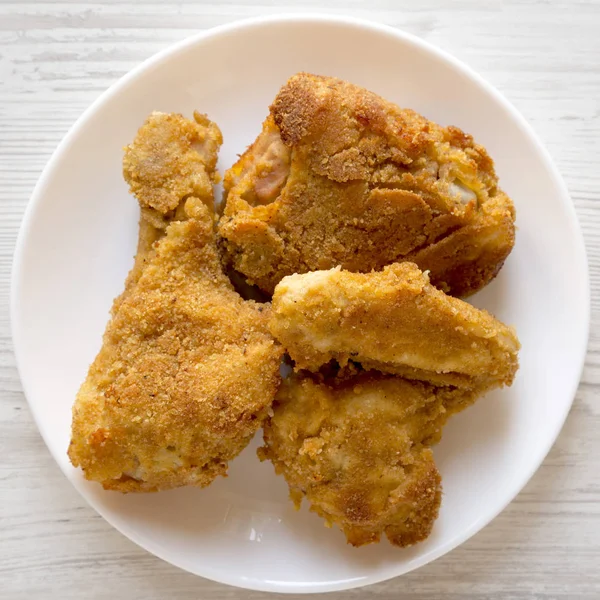 Finom házi sütő sült csirke fehér tányéron — Stock Fotó
