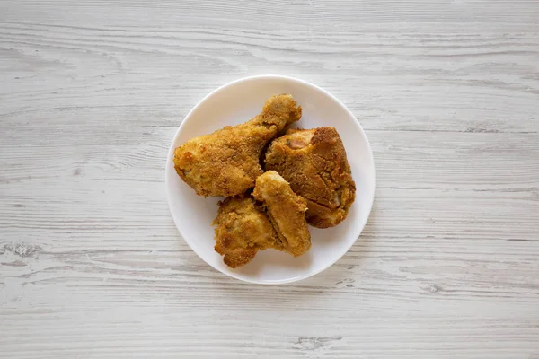 Вкусная домашняя печь, запеченная жареная курица на белой тарелке — стоковое фото