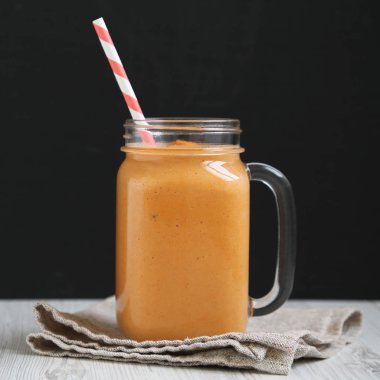 Cam kavanozda ev yapımı balkabağı püresi, yan görüş. Kapat.