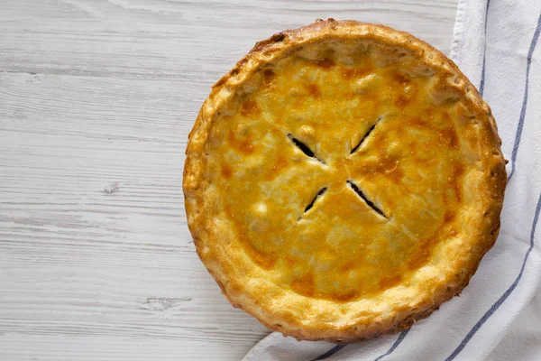 Finom házi készítésű kanadai Tourtiere húsos pite fehér fán — Stock Fotó