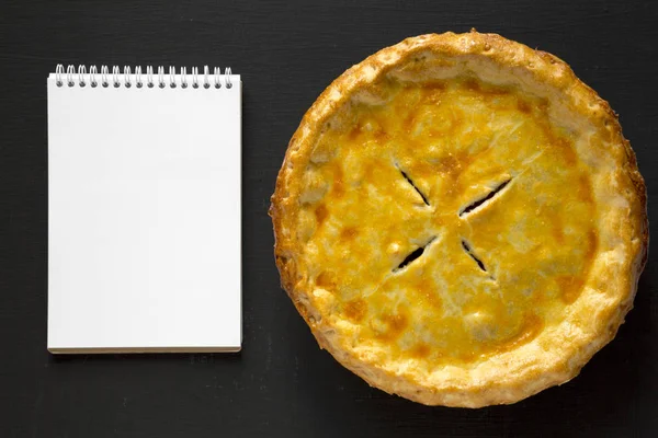 Délicieux tourtiere canadien maison tarte à la viande, bloc-notes vierge sur — Photo