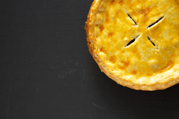 Délicieux tourtiere canadien maison tarte à la viande sur un fond noir — Photo