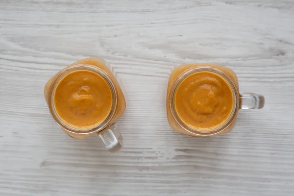 Pumpkin smoothie buatan sendiri dalam toples kaca pada backgr kayu putih — Stok Foto