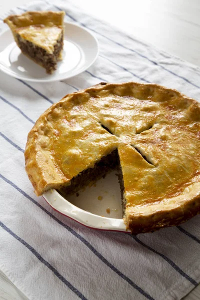 Sabroso casero canadiense Tourtiere pastel de carne en un plato blanco, si — Foto de Stock