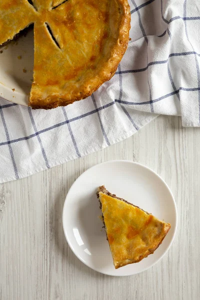 Tourtiere canadienne maison. Tarte à la viande de vacances sur un bois blanc — Photo