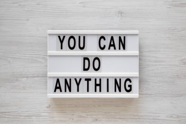 Beyaz bir tahta sırtında, ışık kutusunda her şeyi yapabilirsin.