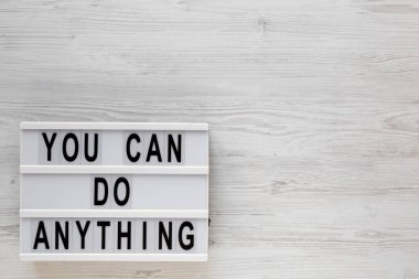 Modern bir tahta üzerinde, beyaz bir tahta üzerinde her şeyi yapabilirsin. 