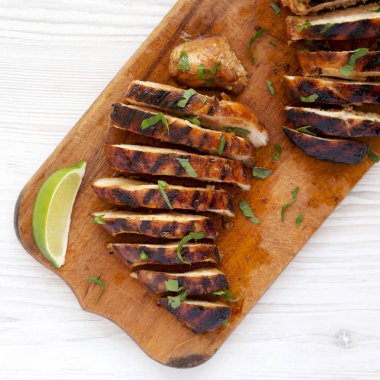 Bir wh üzerinde rustik ahşap tahta üzerinde ızgara chipotle tavuk göğsü