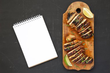 Rustik ahşap bir tahta üzerinde ızgara chipotle tavuk göğsü, boş 