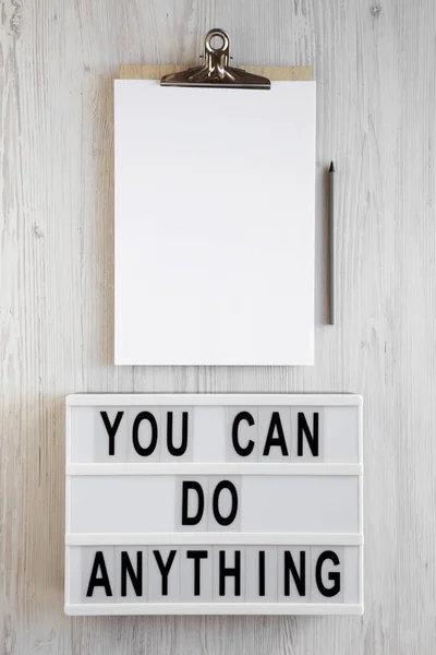 'Puedes hacer cualquier cosa' palabras en un tablero moderno, portapapeles con bl — Foto de Stock