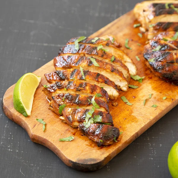 Bir bl üzerinde rustik ahşap tahta üzerinde ızgara chipotle tavuk göğsü — Stok fotoğraf