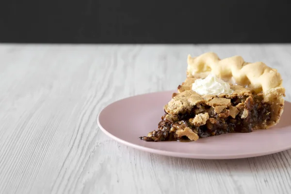 Um pedaço de caseiro Chocolate Walnut Derby Pie em um prato rosa , — Fotografia de Stock